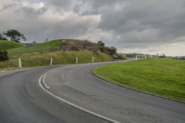 Normandy, Fransa bölgesi alanlarına buradan geçen asfalt yol. Sonbahar güneşli bir günde manzara. Tonda