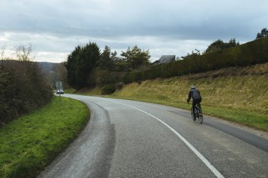 Normandy, Fransa bölgesi ormanda geçen motorcu olan asfalt yol. İçinde sonbahar günü manzara. Tonda