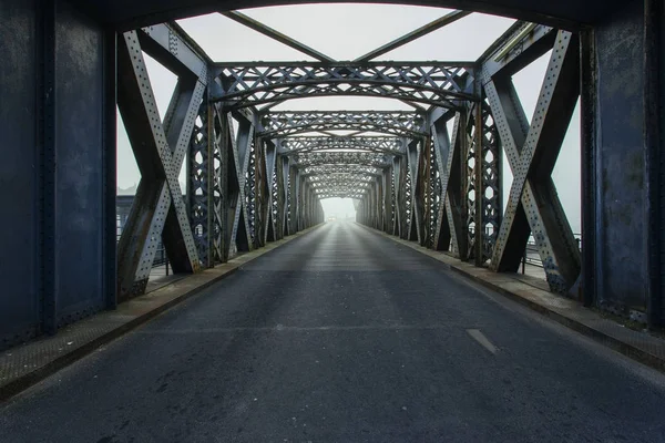 Металлическое строительство городского моста в туманный день в Дьепе, Франция. Пустая асфальтовая дорога в туннеле. Городская сцена, городская жизнь, транспорт и концепция движения. Toned — стоковое фото