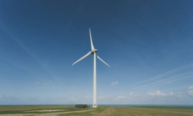 Rüzgar türbinleri bir santral elektrik üretimi için Normandy, Fransa için. Yenilenebilir enerji kaynakları kavramı. Çevre dostu elektrik üretimi. Tonda