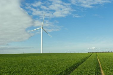 Rüzgar türbinleri bir santral elektrik üretimi için Normandy, Fransa için. Yenilenebilir enerji kaynakları kavramı. Ülke güneşli manzara. Çevre dostu elektrik üretimi. Tonda