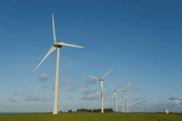 Ветряные турбины электростанции для производства электроэнергии в Нормандии, Франция. Концепция возобновляемых источников энергии. Экологически чистое производство электроэнергии. Toned — стоковое фото