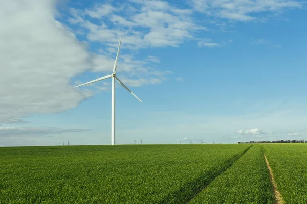 Ветряные турбины электростанции для производства электроэнергии в Нормандии, Франция. Концепция возобновляемых источников энергии. Деревенский солнечный пейзаж. Экологически чистое производство электроэнергии. Toned — стоковое фото