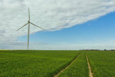 Rüzgar türbinleri bir santral elektrik üretimi için Normandy, Fransa için. Yenilenebilir enerji kaynakları kavramı. Ülke güneşli manzara. Çevre dostu elektrik üretimi. Tonda