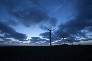 Rüzgar türbinleri bir santral elektrik üretimi için Normandy, Fransa için. Yenilenebilir enerji kaynakları kavramı. Tarım alanları. Çevre dostu elektrik üretimi. Tonda