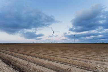 Rüzgar türbinleri bir santral elektrik üretimi için Normandy, Fransa için. Yenilenebilir enerji kaynakları kavramı. Tarım alanları. Çevre dostu elektrik üretimi. Tonda