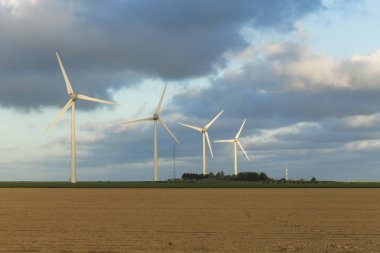 Rüzgar türbinleri bir santral elektrik üretimi için Normandy, Fransa için. Yenilenebilir enerji kaynakları kavramı. Tarım alanları. Çevre dostu elektrik üretimi. Tonda