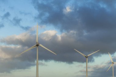 Rüzgar türbinleri bir santral elektrik üretimi için Normandy, Fransa için. Yenilenebilir enerji kaynakları kavramı. Çevre dostu elektrik üretimi. Tonda