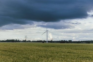Normandy, Fransa için yeşil tarım alanlarındaki rüzgar türbini elektrik enerjisi üretimi için. Yenilenebilir enerji kaynakları, endüstriyel tarım kavramı. Çevre dostu enerji üretim
