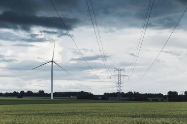 Normandy, Fransa için yeşil tarım alanlarındaki rüzgar türbini elektrik enerjisi üretimi için. Yenilenebilir enerji kaynakları, endüstriyel tarım kavramı. Çevre dostu enerji üretim