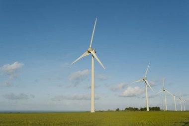 Rüzgar türbinleri bir santral elektrik üretimi için Normandy, Fransa için. Yenilenebilir enerji kaynakları kavramı. Çevre dostu elektrik üretimi. Tonda