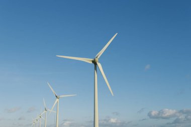 Rüzgar türbinleri bir santral elektrik üretimi için Normandy, Fransa için. Yenilenebilir enerji kaynakları kavramı. Çevre dostu elektrik üretimi. Tonda