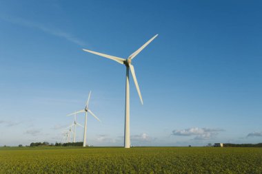 Rüzgar türbinleri bir santral elektrik üretimi için Normandy, Fransa için. Yenilenebilir enerji kaynakları kavramı. Çevre dostu elektrik üretimi. Tonda