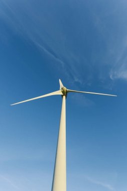 Rüzgar türbinleri bir santral elektrik üretimi için Normandy, Fransa için. Yenilenebilir enerji kaynakları kavramı. Çevre dostu elektrik üretimi. Tonda