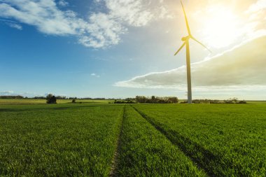 Rüzgar türbinleri bir santral elektrik üretimi için Normandy, Fransa için. Yenilenebilir enerji kaynakları kavramı. Ülke güneşli manzara. Çevre dostu elektrik üretimi. Tonda