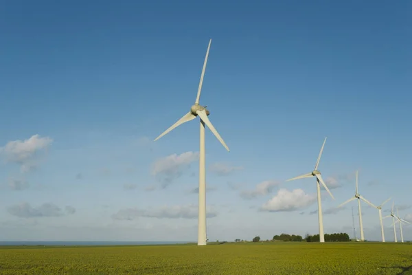 Turbinas eólicas de una planta de generación de electricidad en Normandía, Francia. Concepto de fuentes de energía renovables. Producción de electricidad respetuosa del medio ambiente. Tonificado — Foto de Stock