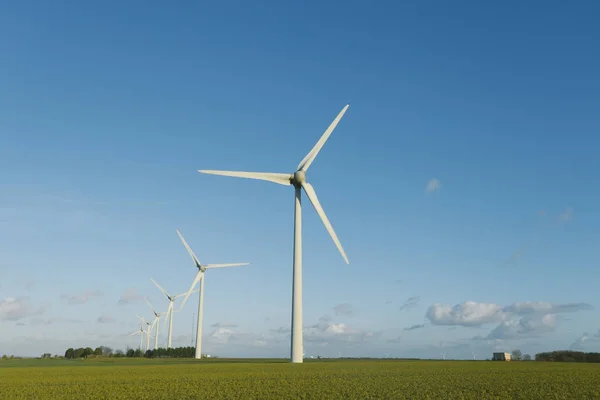 Ветряные турбины электростанции для производства электроэнергии в Нормандии, Франция. Концепция возобновляемых источников энергии. Экологически чистое производство электроэнергии. Toned — стоковое фото