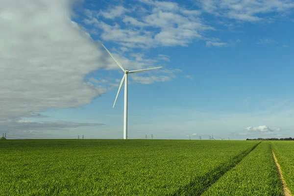 Eoliennes d'une centrale électrique de production d'électricité en Normandie, France. Concept de sources d'énergie renouvelables. Paysage champêtre ensoleillé. Production électrique respectueuse de l'environnement. tonique — Photo