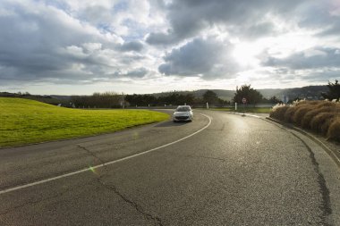 Normandy, Fransa bölgesi ormanda geçen otomobil ile asfalt yol. İçinde sonbahar günü manzara. Tonda