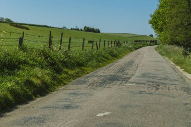 Normandy, Fransa Bölgesi alanlarına buradan geçen boş yol asfalt. Bahar güneşli bir günde manzara. Tonda