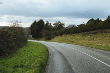 Normandy, Fransa bölgesi alanlarına buradan geçen asfalt yol. Sonbahar güneşli bir günde manzara. Tonda