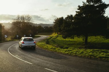 Normandy, Fransa bölgesi ormanda geçen arabalar ile eğri yol asfalt. İçinde sonbahar günü manzara. Tonda