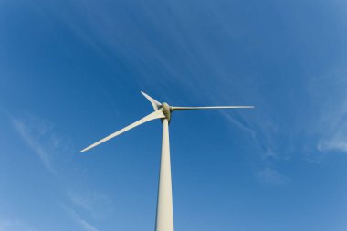 Rüzgar türbinleri bir santral elektrik üretimi için Normandy, Fransa için. Yenilenebilir enerji kaynakları kavramı. Çevre dostu elektrik üretimi. Tonda