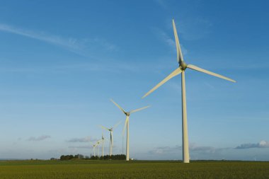 Rüzgar türbinleri bir santral elektrik üretimi için Normandy, Fransa için. Yenilenebilir enerji kaynakları kavramı. Çevre dostu elektrik üretimi. Tonda