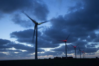 Rüzgar türbinleri bir santral elektrik üretimi için Normandy, Fransa için. Yenilenebilir enerji kaynakları kavramı. Tarım alanları. Çevre dostu elektrik üretimi. Tonda