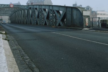 Şehir Köprüsü tünel asfalt yolda Dieppe, Fransa'nın sisli bir günde geçen arabalar. Kentsel sahne, şehir hayatı, ulaşım ve trafik kavramı. Tonda