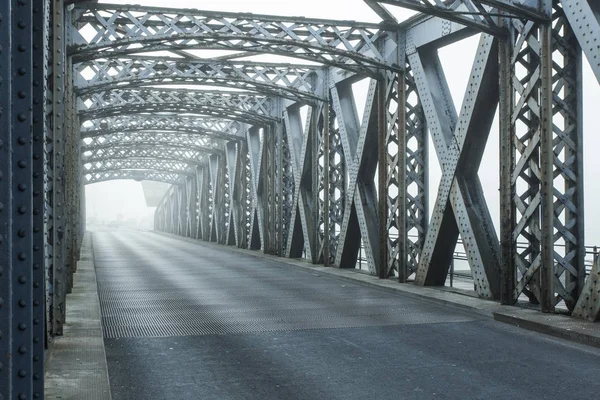 Construção de metal da ponte da cidade em um dia nebuloso em Dieppe, França. Estrada de asfalto vazia no túnel. Cena urbana, vida urbana, transporte e conceito de trânsito. Tonificado — Fotografia de Stock