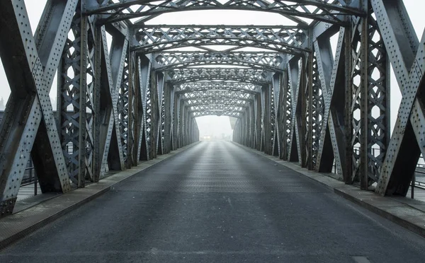 Costruzione in metallo del ponte della città in una giornata nebbiosa a Dieppe, Francia. Strada asfaltata vuota nel tunnel. Scenario urbano, vita cittadina, trasporti e traffico. Tonica — Foto Stock