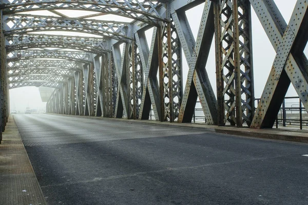 Şehir Köprüsü Dieppe, Fransa için metal konstrüksiyon sisli bir günde. Tünelde boş asfalt yol. Kentsel sahne, şehir hayatı, ulaşım ve trafik kavramı. Tonda