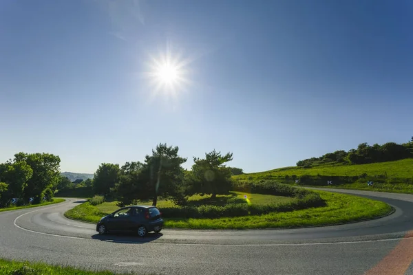 노르망디, 프랑스에에서는 화창한 날에 녹색 필드와 숲을 통해 아스팔트 매력적인도 운전 하는 자동차. 시골 풍경, 푸른 하늘, 태양 열도로 네트워크와 수송 개념 — 스톡 사진