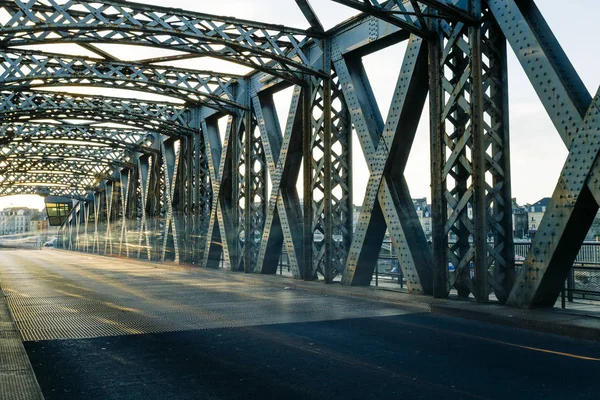 Asfalt yolun altında bir şehir Köprüsü çelik konstrüksiyon güneşli bir günde. Köprü Tünel kentsel sahne. Uzun pozlama. Tonda