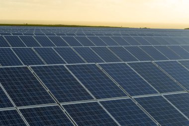 Normandy, Fransa için bulutlu gökyüzü ile gündoğumu, güneş panelleri. Güneş enerjisi, modern elektrik enerjisi üretim teknolojisi, yenilenebilir enerji kavramı. Çevre dostu elektrik üretimi