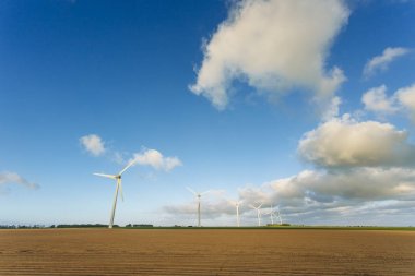 Rüzgar türbinleri bir santral elektrik üretimi için Normandy, Fransa için. Yenilenebilir enerji kaynakları kavramı. Tarım alanları. Çevre dostu elektrik üretimi. Tonda