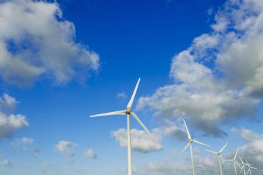 Rüzgar türbini bulutlu bir günde dönüyor. Elektrik enerjisi üretimi modern teknoloji. Yenilenebilir enerji kaynakları kavramı. Ekoloji ve çevre dostu enerji üretimi. Yakın çekim