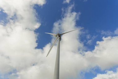 Rüzgar türbinleri bir santral elektrik üretimi için Normandy, Fransa için. Yenilenebilir enerji kaynakları kavramı. Çevre dostu elektrik üretimi. Tonda