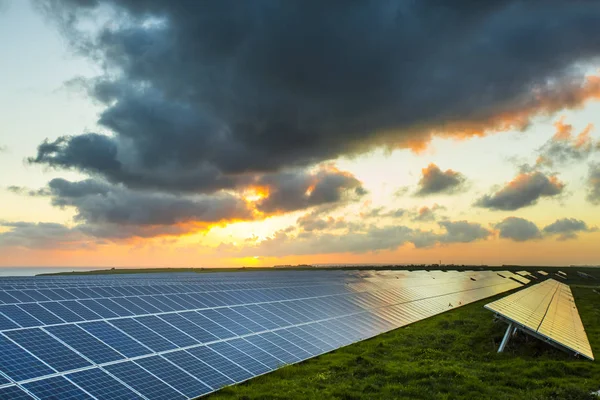 Solpaneler i soluppgången med molnig himmel i Normandie, Frankrike. Solenergi, moderna elkraft produktionsteknik, förnybar energikoncept. Miljövänlig elproduktion — Stockfoto