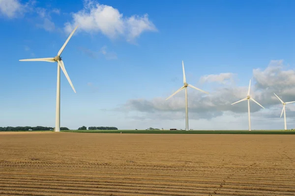 Ветряные турбины электростанции для производства электроэнергии в Нормандии, Франция. Концепция возобновляемых источников энергии. Сельскохозяйственные поля. Экологически чистое производство электроэнергии. Toned — стоковое фото