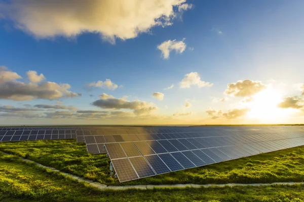 Normandy, Fransa için dramatik bulutlu gökyüzü ile gündoğumu, güneş panelleri. Modern elektrik enerjisi üretim teknolojisi. Çevre dostu elektrik üretimi