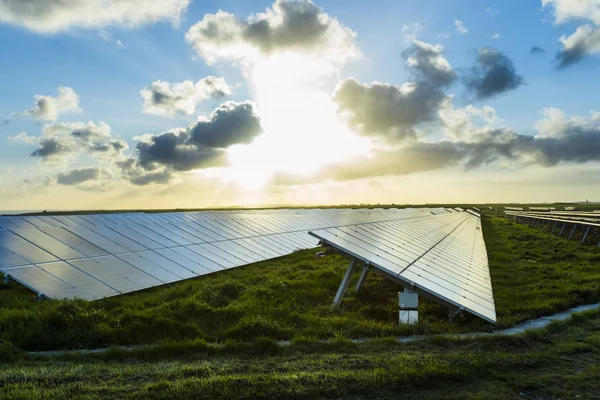 Φωτοβολταϊκά σε Ανατολή του ηλίου με δραματική συννεφιασμένος ουρανός σε Νορμανδία, Γαλλία. Τεχνολογία παραγωγής της σύγχρονης ηλεκτρικής ενέργειας. Παραγωγή ηλεκτρικής ενέργειας φιλικά — Φωτογραφία Αρχείου