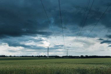 Normandy, Fransa için yeşil tarım alanlarındaki rüzgar türbini elektrik enerjisi üretimi için. Yenilenebilir enerji kaynakları, endüstriyel tarım kavramı. Çevre dostu enerji üretim