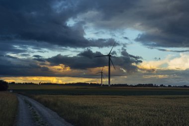 Normandy, Fransa için yeşil tarım alanlarındaki rüzgar türbini elektrik enerjisi üretimi için. Yenilenebilir enerji kaynakları, endüstriyel tarım kavramı. Çevre dostu enerji üretim