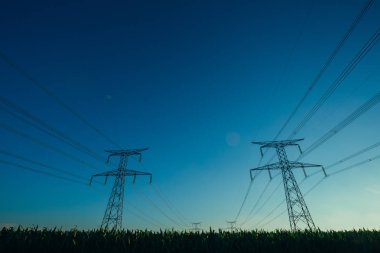 Yüksek gerilim enerji hatları ve enerji nakil direkleri Normandy, Fransa için tarım alanlarında. Elektrik üretim ve dağıtım. Elektrik sanayi, Doğa ve tarım kavramı