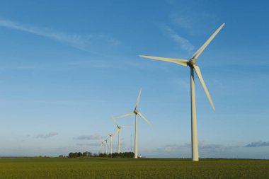 Rüzgar türbinleri bir santral elektrik üretimi için Normandy, Fransa için. Yenilenebilir enerji kaynakları kavramı. Çevre dostu elektrik üretimi. Tonda