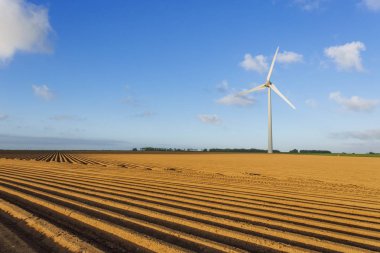 Rüzgar türbinleri bir santral elektrik üretimi için Normandy, Fransa için. Yenilenebilir enerji kaynakları kavramı. Tarım alanları. Çevre dostu elektrik üretimi. Tonda
