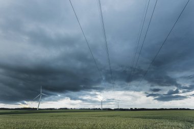 Normandy, Fransa için yeşil tarım alanlarındaki rüzgar türbini elektrik enerjisi üretimi için. Yenilenebilir enerji kaynakları, endüstriyel tarım kavramı. Çevre dostu enerji üretim