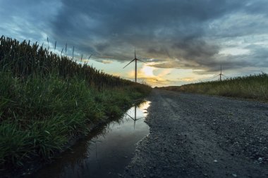 Normandy, Fransa için yeşil tarım alanlarındaki rüzgar türbini elektrik enerjisi üretimi için. Yenilenebilir enerji kaynakları, endüstriyel tarım kavramı. Çevre dostu enerji üretim